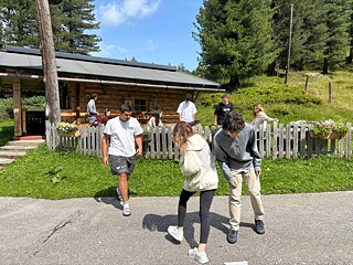 Jugendliche auf einer Terrasse