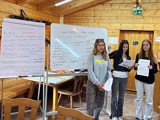 Jugendliche präsentieren ein Projekt.