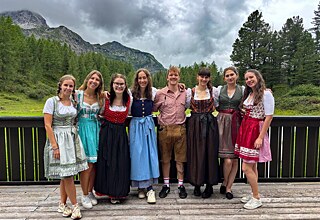 Junge Menschen in Dirndl und Lederhose.