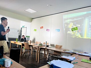 Jugendliche singen in einem Klassenzimmer.