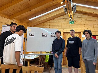 Jugendliche präsentieren selbst gemalte Plakate.