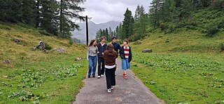 Jugendliche auf einem Wanderweb in den Bergen.