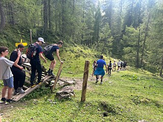 Jugendliche wandern.