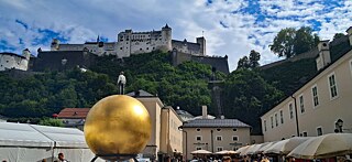 Weitläufiger Platz, Blick nach Süden zur Festung und zur Kapitelschwemme; im Vordergrund das Kunstwerk Sphaera von Stephan Balkenhol