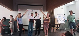 Jugendliche spielen die Sendung „Herzblatt“ nach.