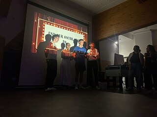 Jugendliche präsentieren einen Film.