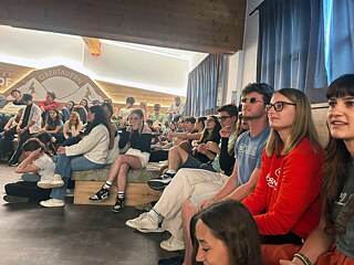 Jugendliche blicken gespannt auf eine Vorführung.