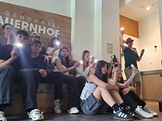 Jugendliche haben Smartphones in der Hand.