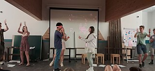 Jugendliche spielen die Sendung „Herzblatt“ nach.