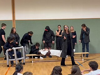 Jugendliche spielen Theater.