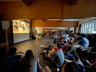Jugendliche bei einer Präsentation