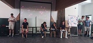 Jugendliche spielen die Sendung „Herzblatt“ nach.