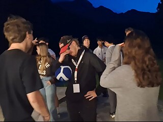 Jugendliche spielen Theater.