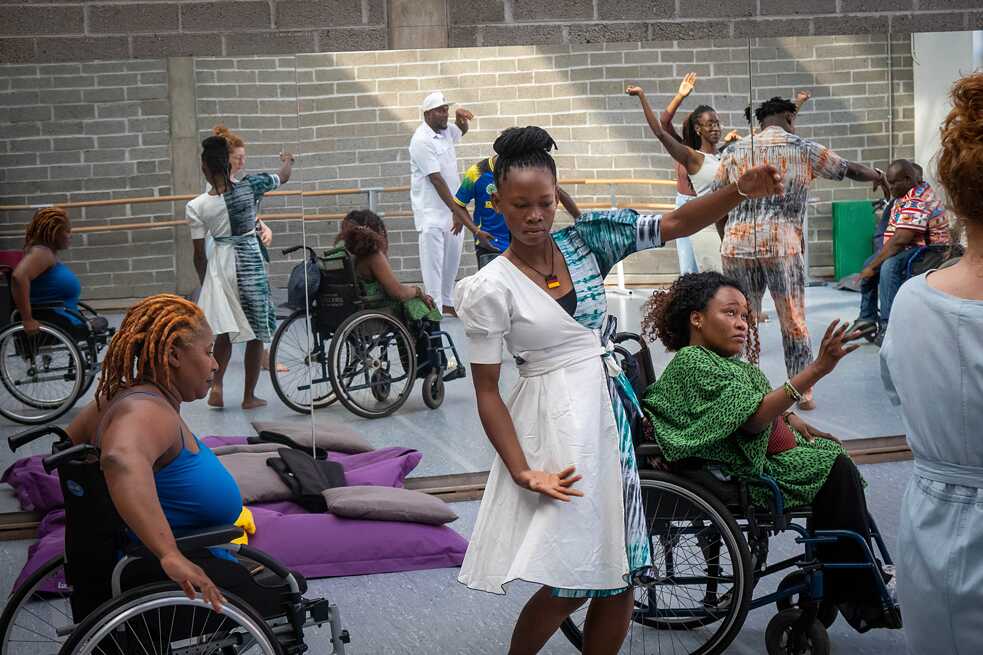 Tanzen gibt der gehörlosen Tänzerin Aicha Coulibaly aus Burkina Faso (Mitte) die Möglichkeit, sich auszudrücken – und zu reisen und andere Künstler*innen zu treffen 