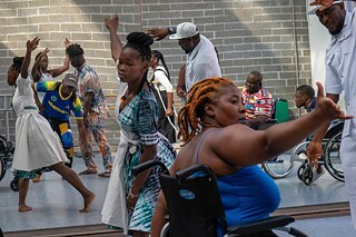 Workshop von Profi-Tänzerin Mariana Tembe aus Mosambik (vorne rechts) mit den anderen Teilnehmer*innen der Informationsreise