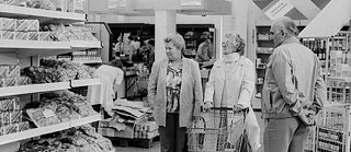 Two women in a supermarket &copy; © picture alliance / ddrbildarchiv | Manfred Uhlenhut Two women in a supermarket