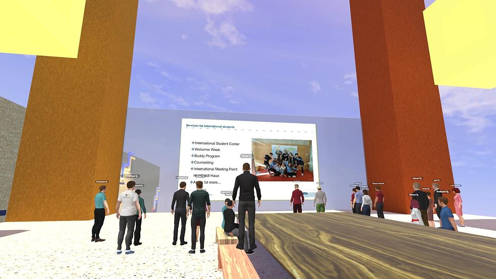 Die Teilnehmenden verfolgen im „Lab“ die Angebote der RWTH Aachen für internationale Studierende.