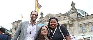 Transatlantische Freundschaft im Herzen der Demokratie: Ein Besuch vor dem Reichstagsgebäude 