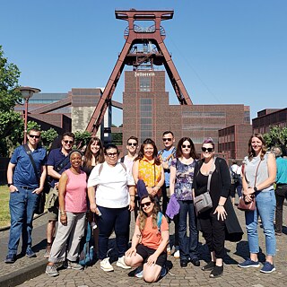 Industriekultur und Wandel: Eine TOP-Gruppe vor dem Förderturm der Zeche Zollverein