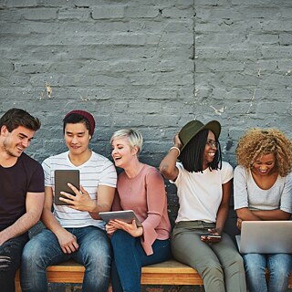 Lernende Menschengruppe mit mobilen Endgeräten
