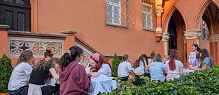 Jugendliche betätigen sich kreativ.