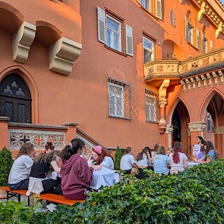 Jugendliche betätigen sich kreativ.