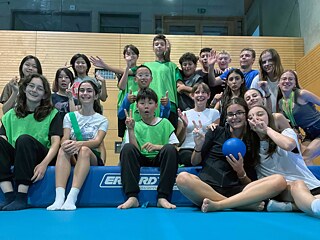 Jugendliche in einer Sporthalle