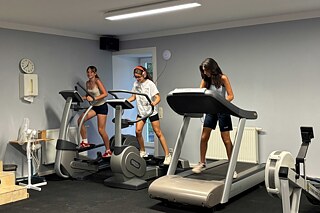 Jugendliche auf Crosstrainern und Laufband