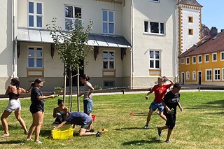 Jugendliche bei der Wasserschlacht im Park