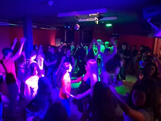 Jugendliche tanzen im Neonlicht.