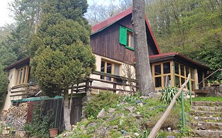 Chaty byly stavěny často svépomocí. Příklad jedné vystavěné pod skálou nedaleko CHKO Český kras.