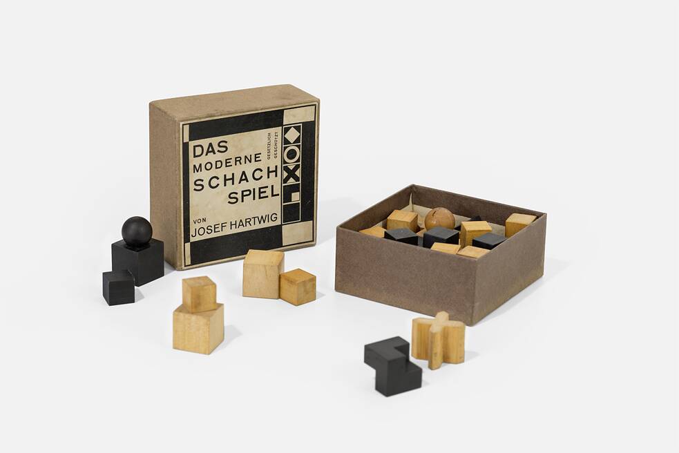 Josef Hartwig (game design),  Joost Schmidt (packaging typography), Das Bauhaus Schachspiel, Modell XVI, 1924, Ahornholz, © VG Bild-Kunst, Bonn 2020.