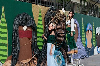 Intervenção artística de Rusha e Mariri (Griô Ateliê) no muro do Goethe-Institut Porto Alegre 