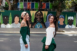 Intervenção artística de Rusha e Mariri (Griô Ateliê) no muro do Goethe-Institut Porto Alegre 