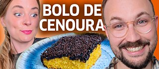 Auf dem Bild sind eine Frau und ein Mann zu sehen. Zwischen ihnen ist ein Teller mit einem Stück Blechkuchen mit Schokoladenglasur. Darüber steht in Großbuchstaben "Bolo de Cenoura".