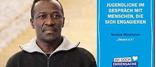 Videobild: Hamburger Jugendliche im Gespräch mit Nicolas S. Moumouni von Ossara e.V.