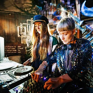 Zwei DJ-Frauen am Mischpult.