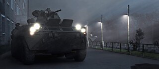 Ein Panzer steht auf einer Straße in der Nacht. 