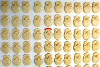 Unbemalte Marzipan-Weihnachtsmanngesichter