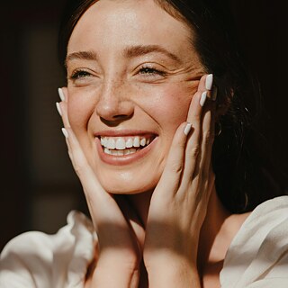 Nahaufnahme des Gesichts einer fröhlich lächelnden Frau