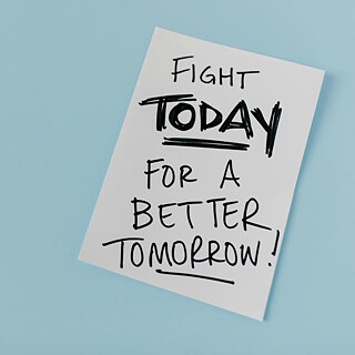 Zettel auf dem steht "Fight today for a better tomorrow"