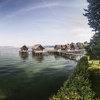 Wie lebten die Menschen in der Stein- und Bronzezeit? Die historischen Pfahlbauten von Unteruhldingen geben Einblicke.