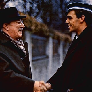 Ein älterer Mann mit Hut und ein junger Mann mit Mütze