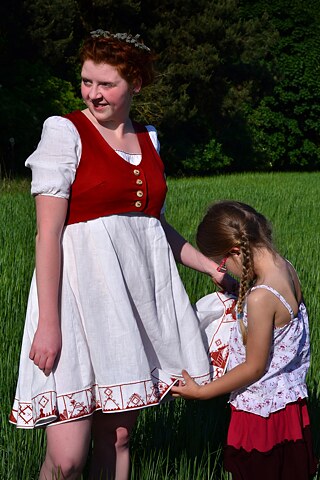 Руфина Базлова с платьями из цикла «Женокол», 2012.