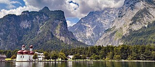 Königssee mit der Wallfahrtskirche St. Bartholomä und der Watzmann-Ostwand im Hintergrund