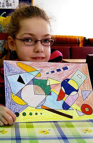 На уроке искусства Петра Эллер нарисовала картину, вдохновленную творчеством Пабло Пикассо.