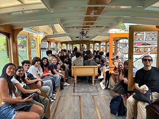 Jugendliche auf einem Ausflugsboot auf dem Königssee