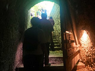 Jugendliche am Ausgang einer Höhlenburganlage