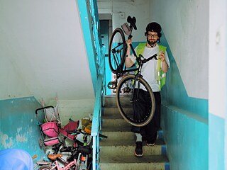 Nicu verlässt sein Wohnhaus und macht sich bereit für seine Reise durch die Stadt. 