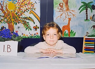 Традиционное фото по случаю поступления в первый класс Петры Эллер. 